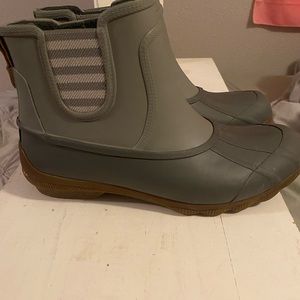 Women gray Sperry rubber boots size 8.5